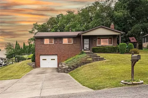 205 Laura Lee Dr, Coraopolis, PA 15108