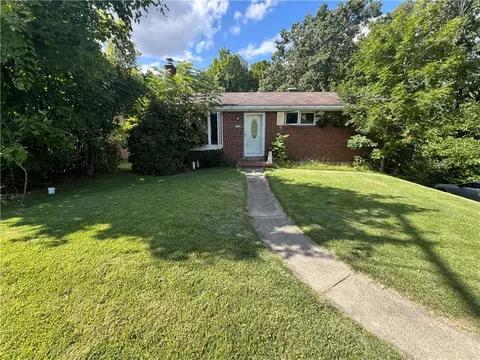 350 Colonial Manor Rd, Irwin, PA 15642