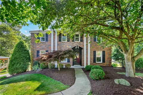 6060 Great Dane Dr, Bethel Park, PA 15102