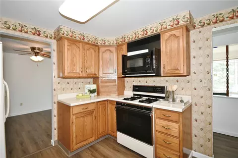 236 Pine Dr, Coraopolis, PA 15108 photo 9