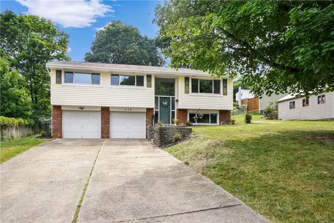 236 Pine Dr, Coraopolis, PA 15108