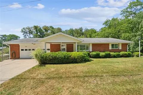 4020 W Lake Dr, Irwin, PA 15642