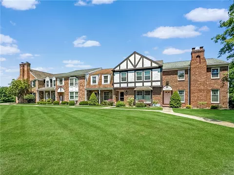 318 Windsor Rdg #14, New Castle, PA 16105