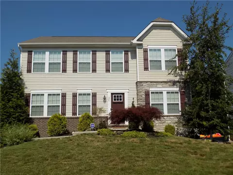 325 Everest Cir, Houston, PA 15342