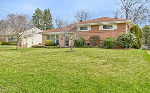 465 Toledo Dr, New Kensington, PA 15068