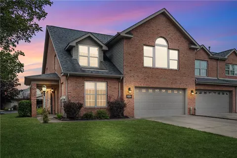 7001 Hill Station Dr, Lawrence, PA 15055
