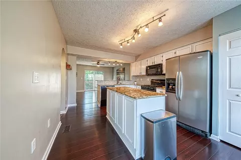 110 Lockheed Dr, Coraopolis, PA 15108 photo 5