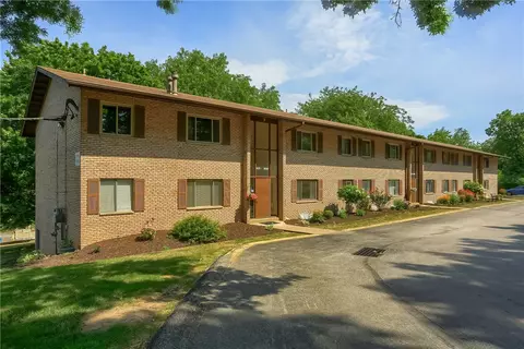 2027 Sanlin Dr, Moon Township, PA 15108