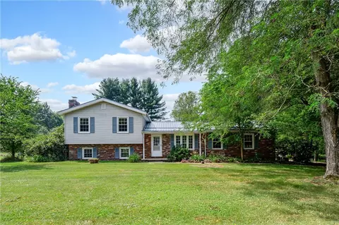12 Lynn Way, Grove City, PA 16127