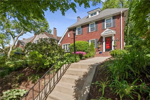 220 Morrison Dr, Pittsburgh, PA 15216