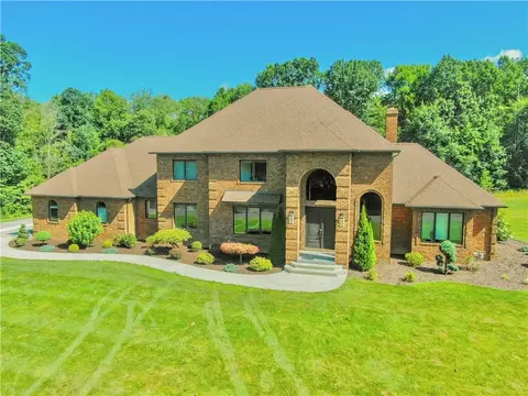 794 Club Dr, New Castle, PA 16105