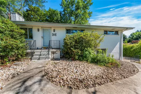 610 Greenspring Dr, Gibsonia, PA 15044