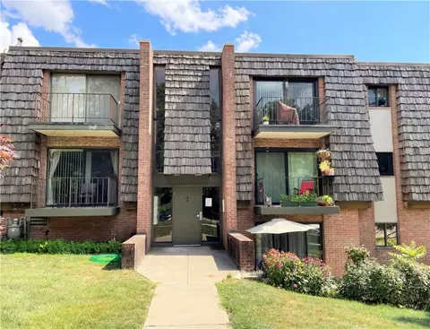711 Forest Green Dr, Coraopolis, PA 15108