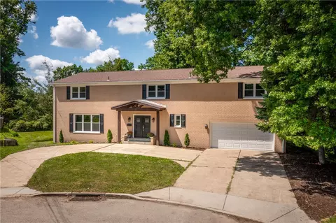 20 Pine Tree Ln, Hermitage, PA 16148