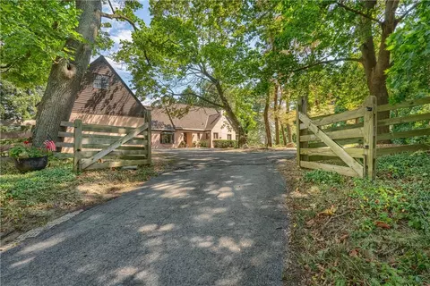 200 Stone Quarry Rd, Monaca, PA 15061