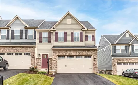 1007 Callaway Dr, Jeannette, PA 15644