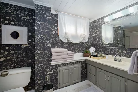 Bath - 2963 Sunset Cir, Export, PA 15632 photo 2 of 2