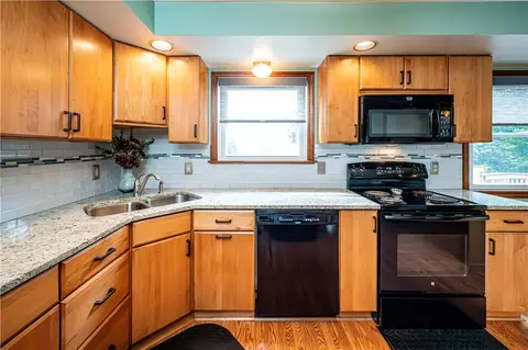 Kitchen - 203 Rizzi Dr, Irwin, PA 15642 photo 6 of 8