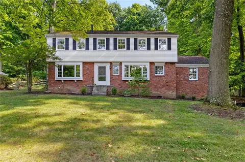 224 Robinhood Ln, Mcmurray, PA 15317