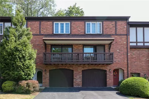 221 Queensberry Ct, Pittsburgh, PA 15237