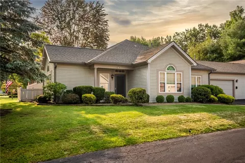 48 Stone Ridge Blvd, Hermitage, PA 16148