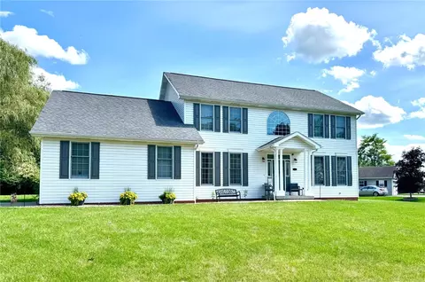 28 Carriage Ln, Grove City, PA 16127