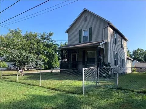 28 Spring Ave Ext, Ellwood City, PA 16117