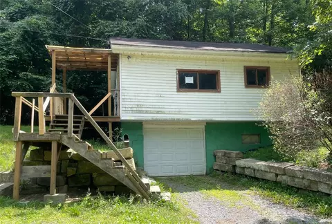 2883 Portersville Rd, Ellwood City, PA 16117