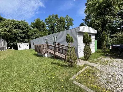 220 Colleen Ln, Jeannette, PA 15644