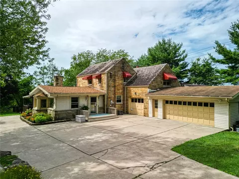 9010 Perry Knoll Dr, Pittsburgh, PA 15237
