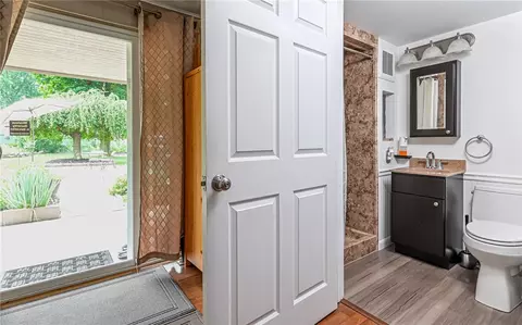 Bath - 203 Siebert Rd, Pittsburgh, PA 15237 photo 1 of 4