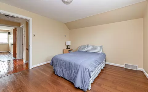 Bedroom - 203 Siebert Rd, Pittsburgh, PA 15237 photo 2 of 4