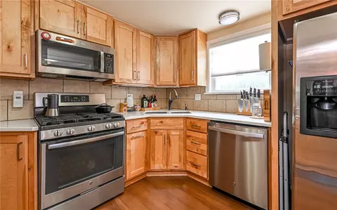 Kitchen - 203 Siebert Rd, Pittsburgh, PA 15237 photo 4 of 4