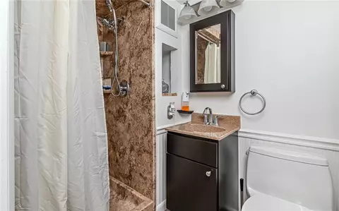 Bath - 203 Siebert Rd, Pittsburgh, PA 15237 photo 2 of 4