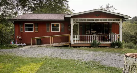 370 Center Dr, Chicora, PA 16025