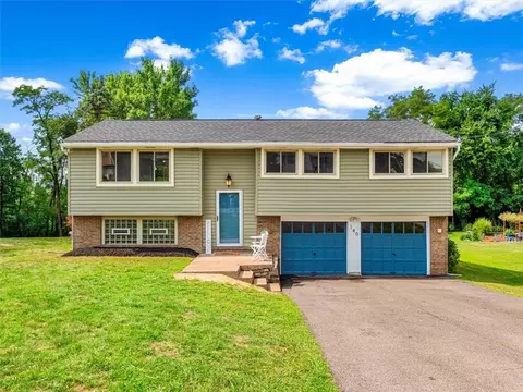 140 Connie Park Dr, Mckees Rocks, PA 15136