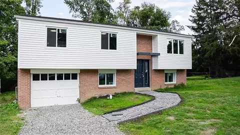 137 Deerfield Dr, Pittsburgh, PA 15235