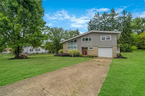 897 Highpoint Dr, Coal Center, PA 15423