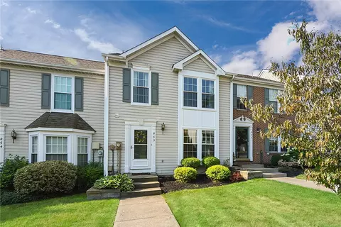 853 Parkridge Ln, Coraopolis, PA 15108