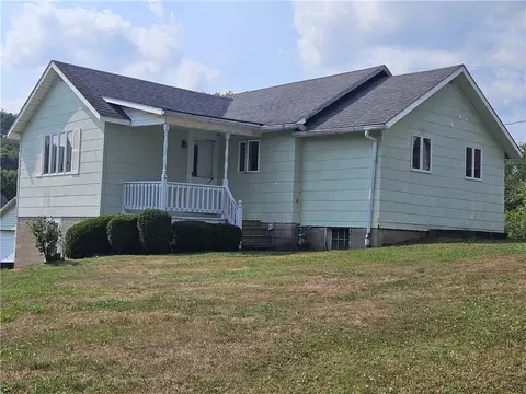 123 Ekas Ln, Karns City, PA 16041