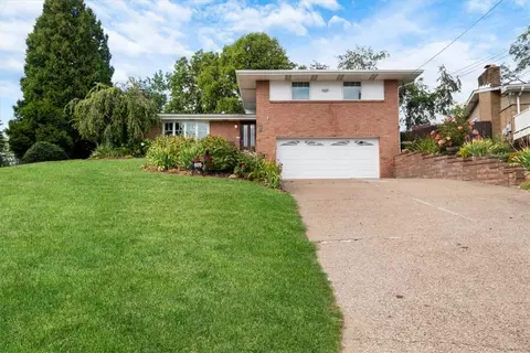 909 Holly Lynne Dr, Bethel Park, PA 15102