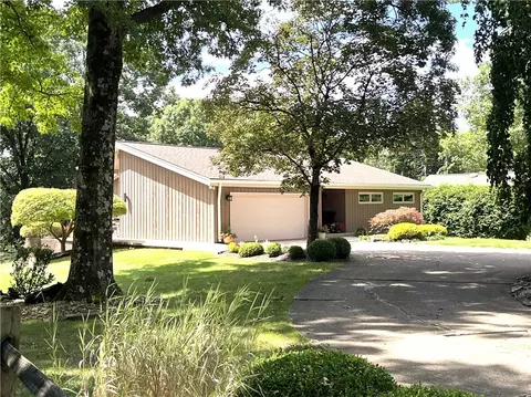 134 Oak Manor Dr, Natrona Heights, PA 15065