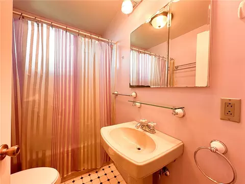 Bath - 205 6th St, Monaca, PA 15061 photo 1 of 2