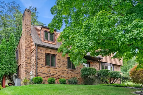 1343 Spreading Oak Dr, Pittsburgh, PA 15220