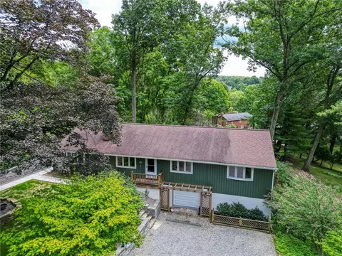8206 Bramble Ln, Pittsburgh, PA 15237