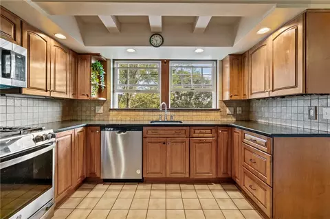 Kitchen - 302 Jackson Dr, Apollo, PA 15613 photo 1 of 2