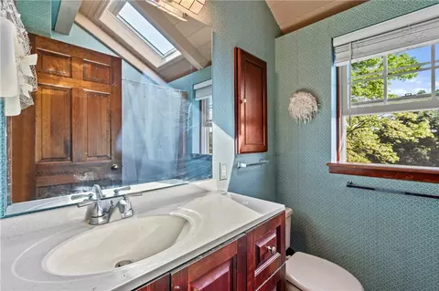 Bath - 302 Jackson Dr, Apollo, PA 15613 photo 3 of 4