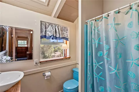 Bath - 302 Jackson Dr, Apollo, PA 15613 photo 2 of 4