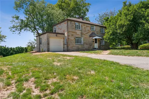 5240 Scenery Dr, Pittsburgh, PA 15236