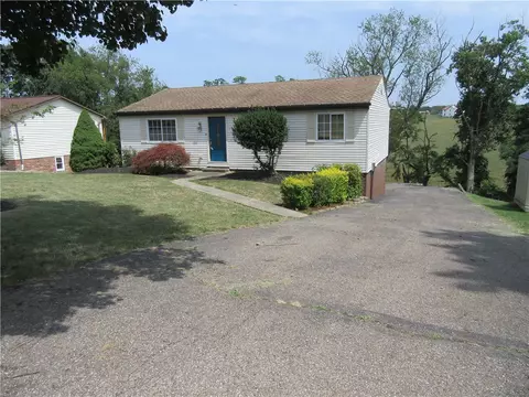 242 Parkwood Cir, Canonsburg, PA 15317